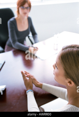 Geschäftsfrauen am Schreibtisch Stockfoto