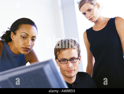 Geschäftsleute, die am computer Stockfoto