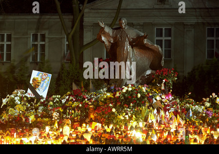 Blumen und brennenden Kerzen auf eine Statue von Papst Johannes Paul II nach seinem Tod, Poznan, Polen Stockfoto