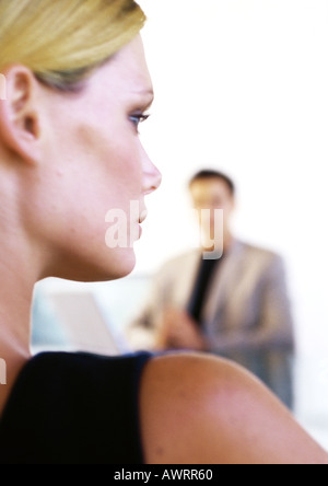 Geschäftsmann und Frau, close-up des Weibes Kopf und Schulter, Rückansicht Stockfoto