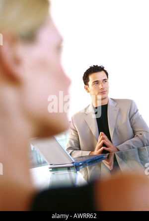 Geschäftsmann und Frau, konzentrieren sich auf Unternehmer mit Laptop-computer Stockfoto