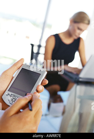 Hände halten Taschencomputer, Geschäftsfrau, die mit computer Stockfoto