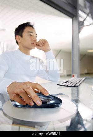 Mann mit schnurlosen Maus, Schwerpunkt des Mannes Hand halten Maus Stockfoto