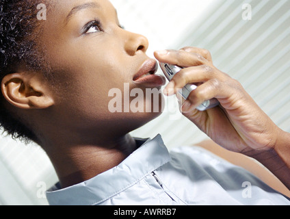 Frau mit futuristischen Zelle Telefon, close-up, tilt Stockfoto