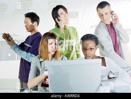 Gruppe von Menschen versammelten sich um computer Stockfoto