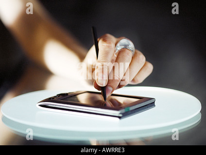 Hand mit Taschencomputer, close-up Stockfoto