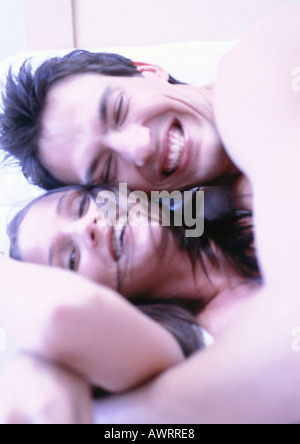 Mann und Frau im Bett, umarmt Nahaufnahme Stockfoto