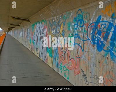 lange leer Passage mit Graffitis an der Betonwand in Frankfurt Am Main Deutschland Stockfoto