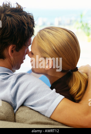 Paar, sitzen auf dem Sofa, Rückansicht, Nahaufnahme Stockfoto