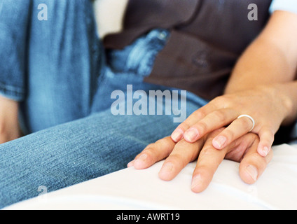 Zarte Frauenhand an Hand des Mannes, Nahaufnahme Stockfoto