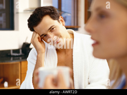 Mann mit Kopf auf der Seite Blick auf Frau in unscharfen Vordergrund Stockfoto