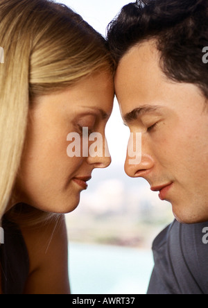Frau und Mann Stirn an Stirn, Augen geschlossen, Nahaufnahme Stockfoto
