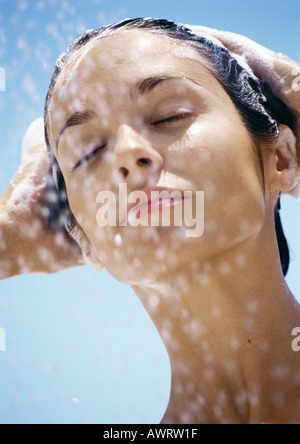 Frau mit geschlossenen Augen, Shampoonieren Haar, close-up Stockfoto