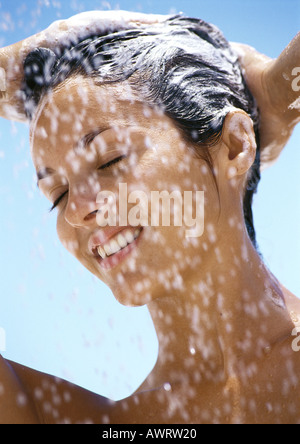 Frau shampooing Haar, Augen geschlossen, Nahaufnahme Stockfoto