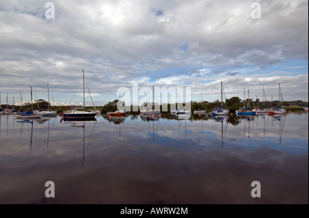 Blick auf festgemachten Boote Fluss Stour Christchurch Harbour in den frühen Morgenstunden ruhig Stockfoto