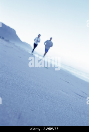 Menschen laufen am Strand, unscharf Stockfoto