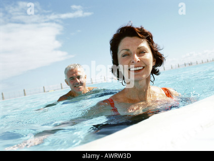 Reifer Mann und Frau im Schwimmbad, Porträt Stockfoto