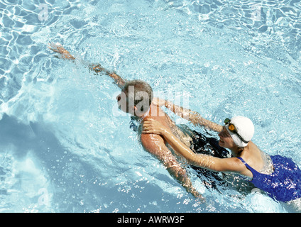 Älteres Paar, Schwimmen im Pool, erhöhten Blick Stockfoto