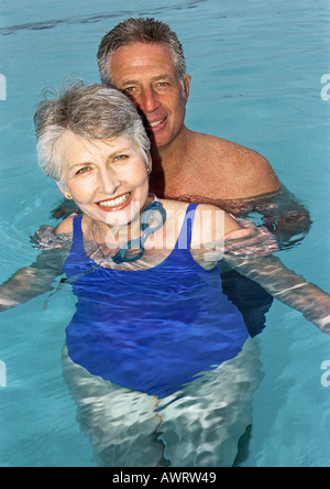 Älteres Paar im Schwimmbad, Lächeln, Porträt Stockfoto