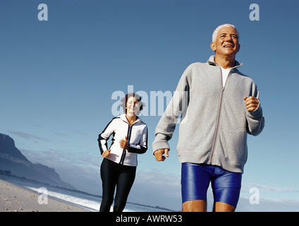 Älteres Paar im freien laufen, niedrige Winkel Ansicht Stockfoto