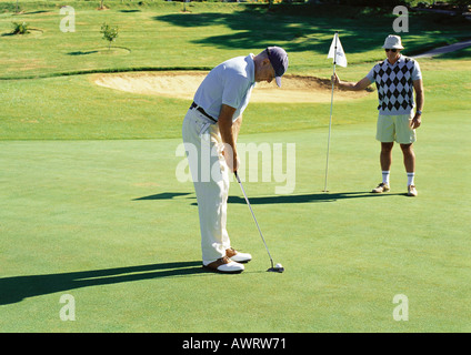 Zwei ältere Männer spielen golf Stockfoto