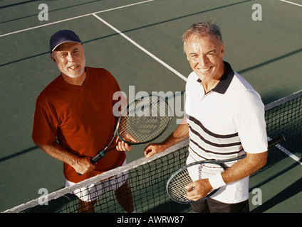 Zwei ältere Männer auf Tennisplatz, Porträt Stockfoto