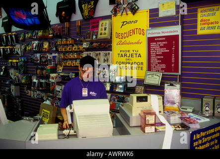 Hispanische Führungskraft junger Mann arbeitet in einem Musikgeschäft in der Mission District San Francisco Kalifornien USA Stockfoto