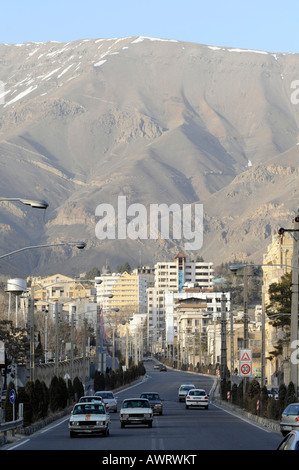 Ein Blick auf Nord-Teheran, mit großen Bergen steigt hinter Gebäuden und Straßen. Foto in Teheran, Iran. Stockfoto