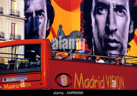 Tourist Bus Madrid Vision, Madrid, Spanien, Europa: Puerta del Sol, Bus vor eine verkleidete Front Stockfoto