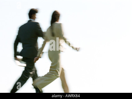 Geschäftsmann und Frau zu Fuß, Rückansicht, unscharf Stockfoto