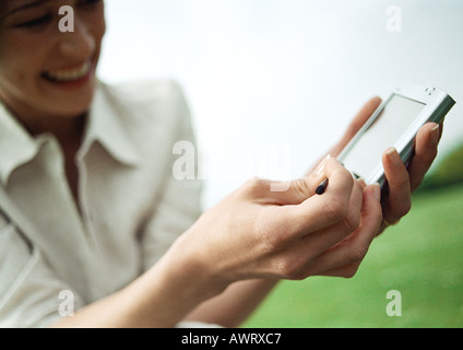 Frau mit elektronischer Organizer, close-up der Hände Stockfoto