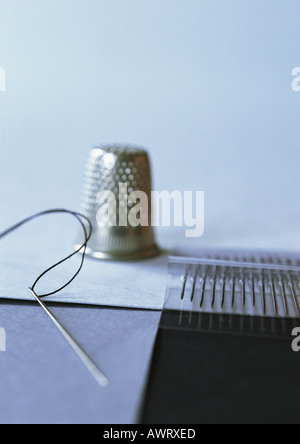 Nähnadeln und Fingerhut Stockfoto