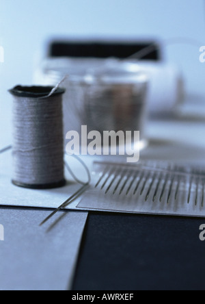 Gewinde und Nähnadeln, close-up Stockfoto