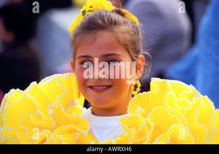 Mädchen im Festtagskleid, Traje de Gitana Fiesta in einem Vorort von Madrid, Madrid, Spanien, Europa Stockfoto