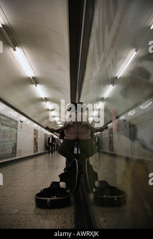 Straßenmusiker auf der Londoner U-Bahn Stockfoto