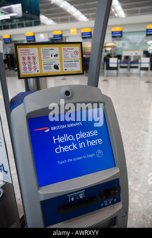 Eine automatisierte British Airways check-in Desk mit Informationsbildschirm Stockfoto