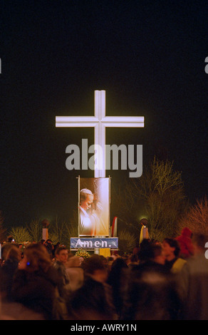 Gottesdienst für den verstorbenen Papst Johannes Paul II an ein Kreuz errichtet für ihn im Jahr 1983, Poznan, Polen Stockfoto