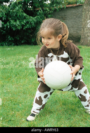 Kind spielt mit Fußball Stockfoto