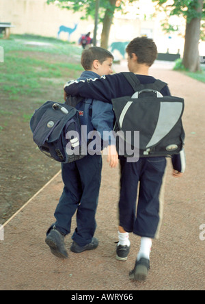 Kinder gehen nebeneinander, Rückansicht Stockfoto