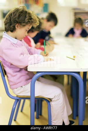 Kinder im Klassenzimmer, Seitenansicht Stockfoto