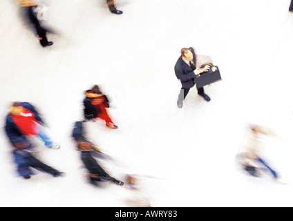 Geschäftsmann in Menge, erhöhten Blick unscharf Stockfoto
