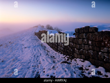 Der Fußweg an Cawfield Crags auf Hadrian's Wall im Winter Schnee und Nebel - Northumberland National Park, England Stockfoto