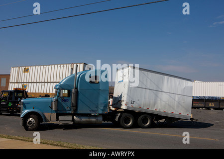 Ein Traktor-Anhänger wurde von einem entgegenkommenden Güterzug an einem Bahnübergang auf Schlachtfeld Ave in Kings Mountain NC getroffen, Stockfoto