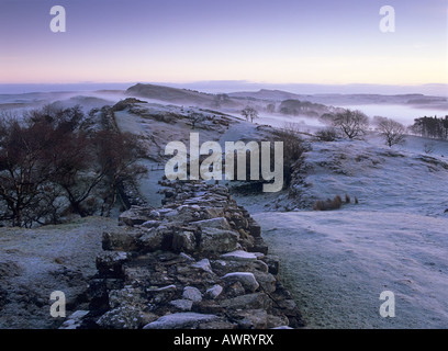 Nebel und Frost an einem Wintermorgen - Hadrian's Wall an walltown Crags in Northumberland National Park, England Stockfoto