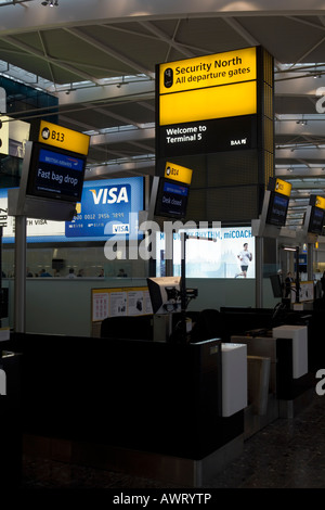 Schnelle Tasche Drop Schreibtisch und Willkommens-Schild am London Heathrow Airport Terminal 5 Stockfoto