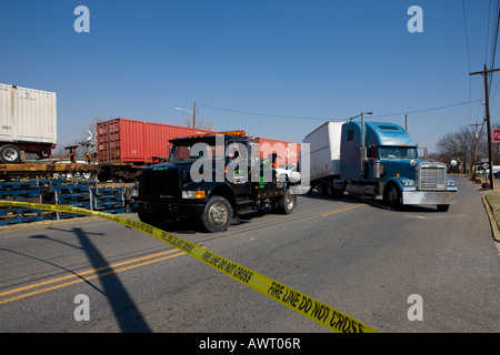 Ein Traktor-Anhänger wurde von einem entgegenkommenden Güterzug an einem Bahnübergang auf Schlachtfeld Ave in Kings Mountain NC getroffen, Stockfoto