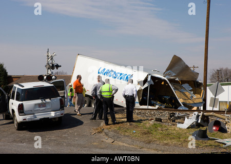 Ein Sattelzug traf durch einen entgegenkommenden Güterzug an einem Bahnübergang auf Schlachtfeld Ave in Kings Mountain NC, Mar 14 08 Stockfoto