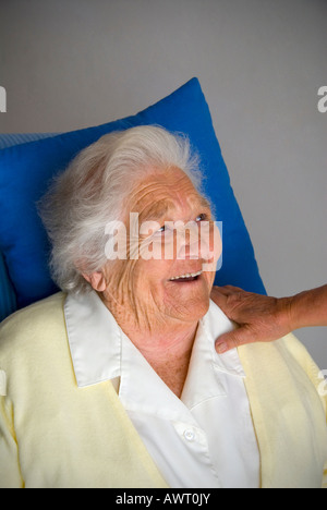 Glücklich lächelnd senior Alter ältere Dame mit tröstenden Hand der Pflegeperson Begleiter auf ihrer Schulter Stockfoto