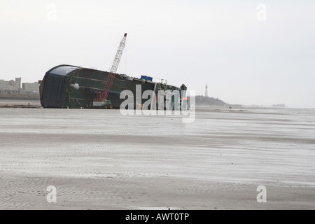 Riverdance Fähre um Cleveley, jetzt völlig auf seiner Seite und versinken in den Sand. Stockfoto