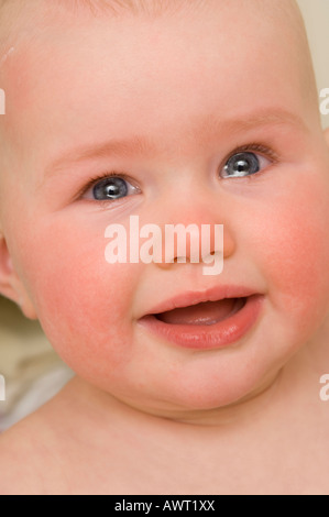 6 Monate altes Baby Mädchen unglücklich Porträt Stockfoto